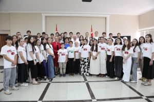 Президент Абхазии Бадра Гунба встретился сегодня с детьми из Северного Кавказа, которые отдыхают в лагере «Ахьышьҭрахь» («К истокам»)