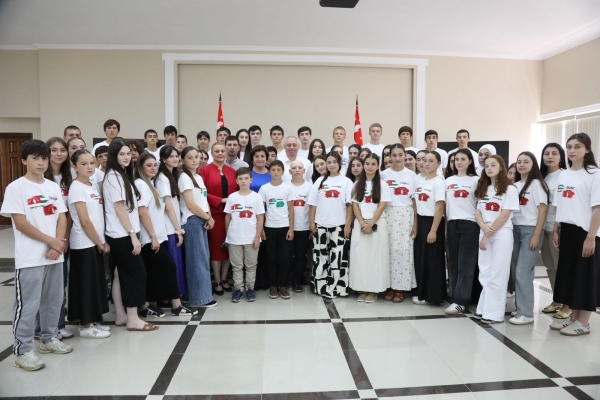 Президент Абхазии Бадра Гунба встретился сегодня с детьми из Северного Кавказа, которые отдыхают в лагере «Ахьышьҭрахь» («К истокам»)