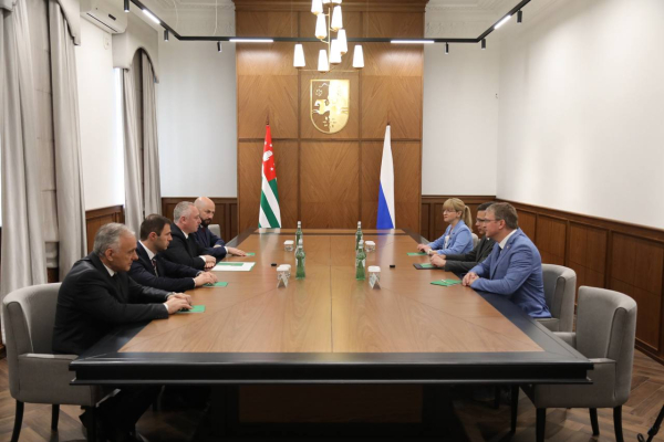 ПРЕЗИДЕНТ АБХАЗИИ БАДРА ГУНБА ПРОВЁЛ ВСТРЕЧУ С МЭРОМ НИЖНЕГО НОВГОРОДА ЮРИЕМ ШАЛАБАЕВЫМ