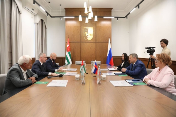 Президент Абхазии принял делегацию из Самары