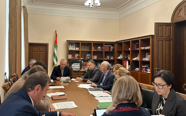 БАДРА ГУНБА ПРОВЕЛ ОЧЕРЕДНОЕ ЗАСЕДАНИЕ КОМИССИИ ПО ПРОВЕДЕНИЮ ЮБИЛЕЙНЫХ МЕРОПРИЯТИЙ ПО СЛУЧАЮ 150-ЛЕТИЯ СО ДНЯ РОЖДЕНИЯ ДМИТРИЯ ГУЛИА И 105-ЛЕТИЯ ГАЗЕТЫ «АПСНЫ»