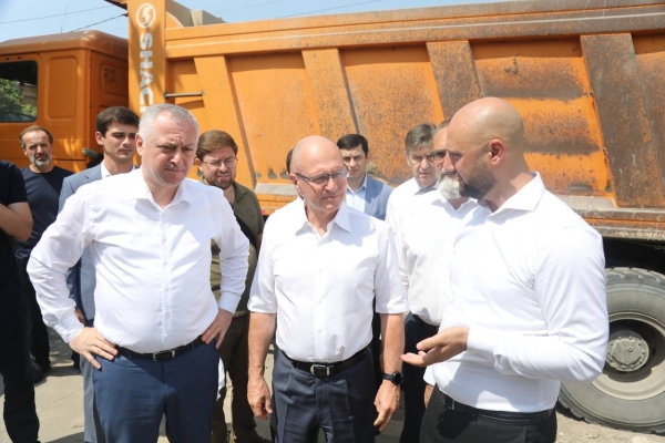 Президент Абхазии Бадра Гунба и Первый заместитель Руководителя Администрации Президента России Сергей Кириенко обсудили вопросы дорожной отрасли