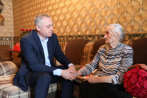 БАДРА ГУНБА ПОЗДРАВИЛ ВЕТЕРАНА ВОВ С 79-ЛЕТИЕМ ПОБЕДЫ