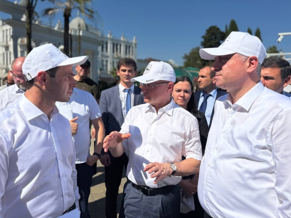 БАДРА ГУНБА И СЕРГЕЙ КИРИЕНКО ОБСУДИЛИ РАЗВИТИЕ НАБЕРЕЖНОЙ СУХУМА