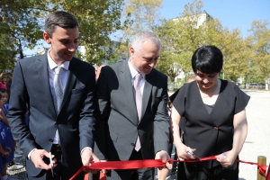 Президент принял участие в открытии спортивной площадки в Новом районе Сухума