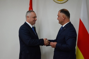 Президент Абхазии награжден Орденом Дружбы Республики Южная Осетия