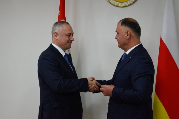 Президент Абхазии награжден Орденом Дружбы Республики Южная Осетия