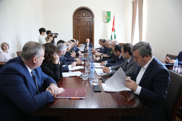 Президент Абхазии Бадра Гунба проводит совещание с участием членов правительства, руководителей государственных комитетов, управлений, служб и других подведомственных Кабинету министров организаций