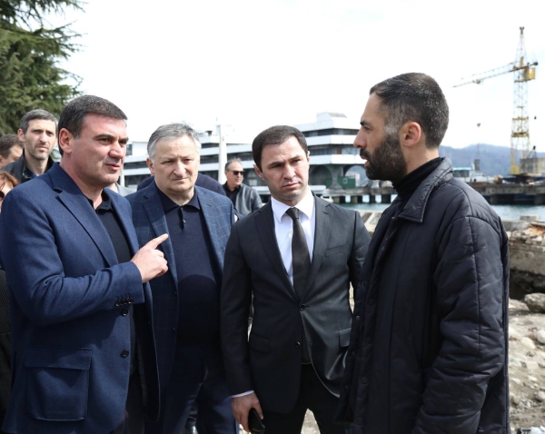 Вице-президент Беслан Бигвава проинспектировал ход строительных работ на набережной Сухума