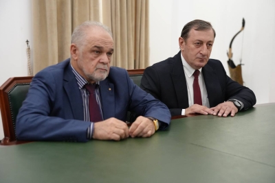 Бадра Гәынба абаза поет, ауаажәларратә усзуҩ Муҳамед Огузов диԥылеит