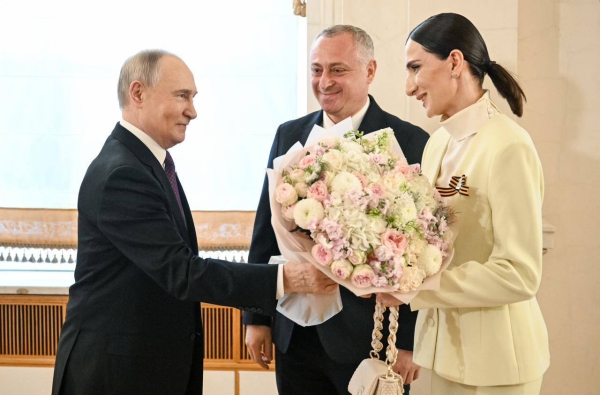 Президент России Владимир Путин поздравил супругу Президента Абхазии Ирму Хашиг с Международным женским днём