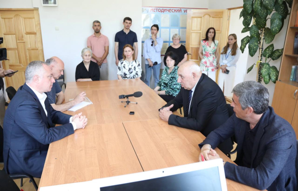 БАДРА ГУНБА ПОСЕТИЛ ЭШЕРСКУЮ ШКОЛУ