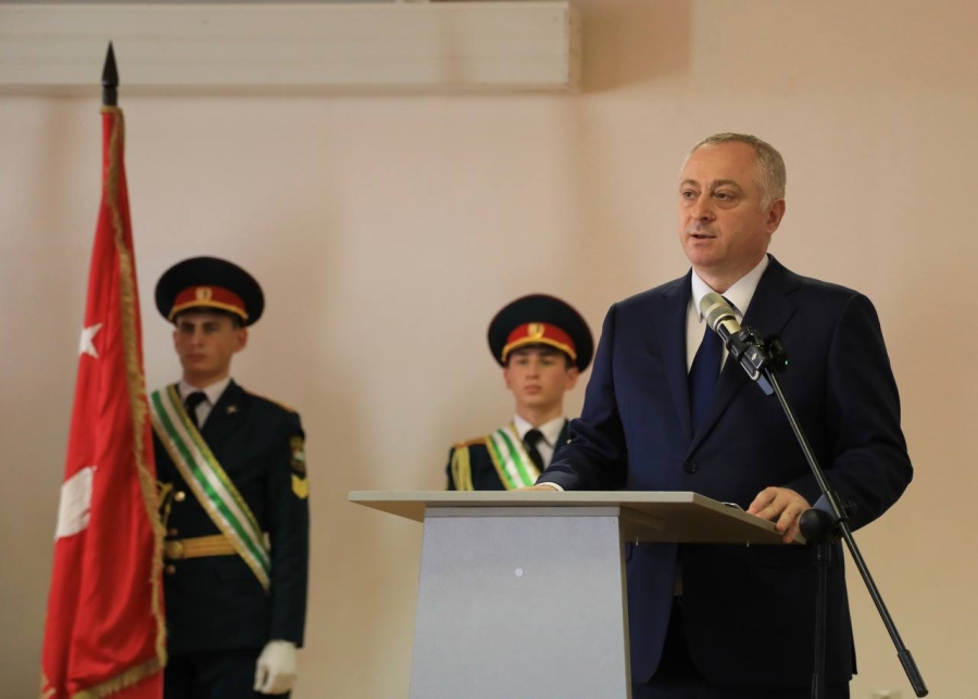Бадра Гунба поздравил военнослужащих и ветеранов с Днем Вооруженных сил Абхазии