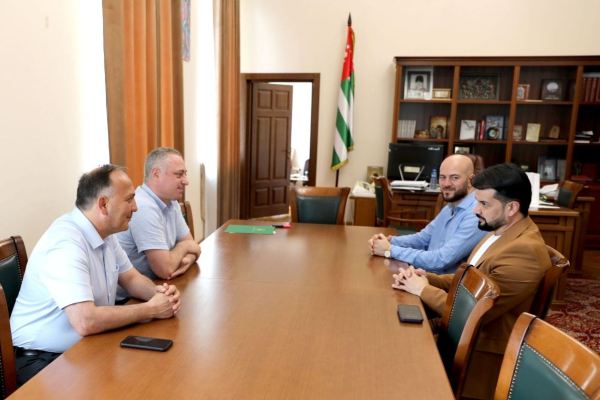 ВИЦЕ-ПРЕЗИДЕНТ БАДРА ГУНБА ПРОВЕЛ ВСТРЕЧУ С ЧЕРИМОМ НАХУШЕВЫМ