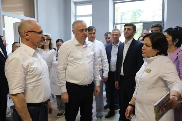 БАДРА ГУНБА И СЕРГЕЙ КИРИЕНКО ВСТРЕТИЛИСЬ С РОССИЙСКИМИ ВРАЧАМИ, НАХОДЯЩИМИСЯ В АБХАЗИИ