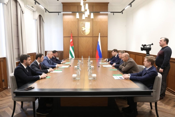 Президент Абхазии Бадра Гунба встретился с делегацией из Санкт-Петербурга